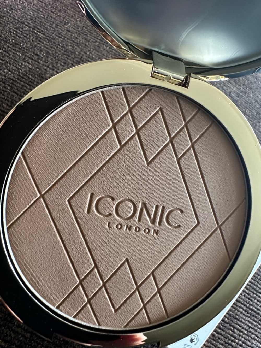 ICONIC London Ultimate Bronzing Powder 
Medium Bronze - Picture 6 of 7